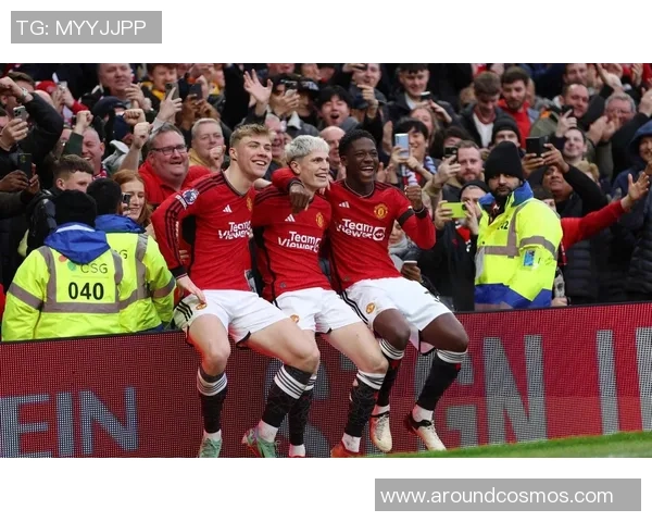 曼联对阵强敌全场激战展现红魔精神球迷热情助威点燃赛场氛围