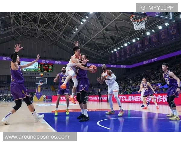 篮球运动员在赛场上的拼搏与人生背后的奋斗故事 篮球运动员在赛场上的拼搏与人生背后的奋斗故事